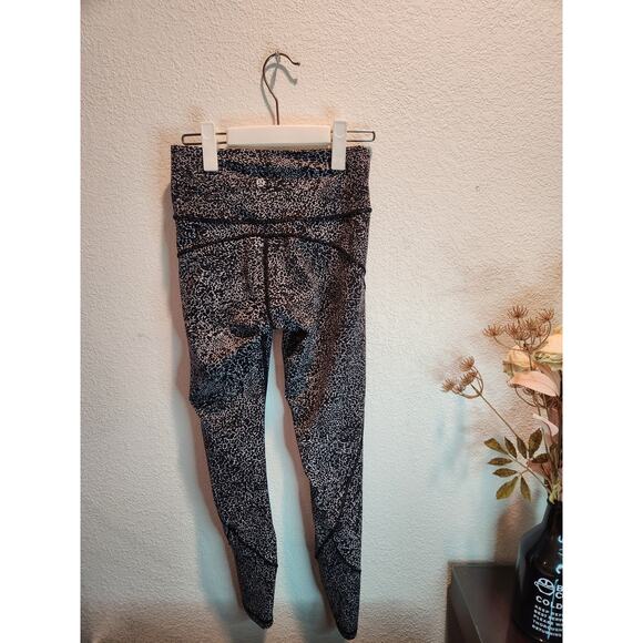 EUC Lululemon In Movement Tight 25" inseam Everlux size 6 - Picture 2 of 5